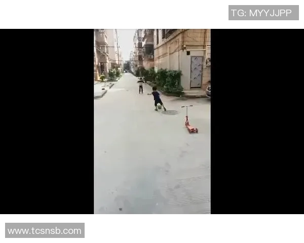 足球球星以行动诠释赤子之心展现体育精神与爱国力量 足球球星以行动诠释赤子之心展现体育精神与爱国力量